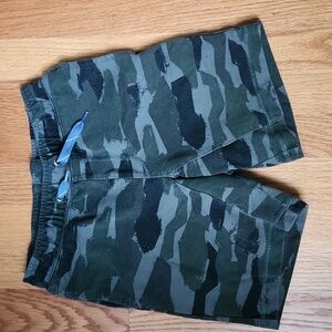 Cat & Jack camo shorts, sizeable drawstring waist, side pockets, boys size s(6/7